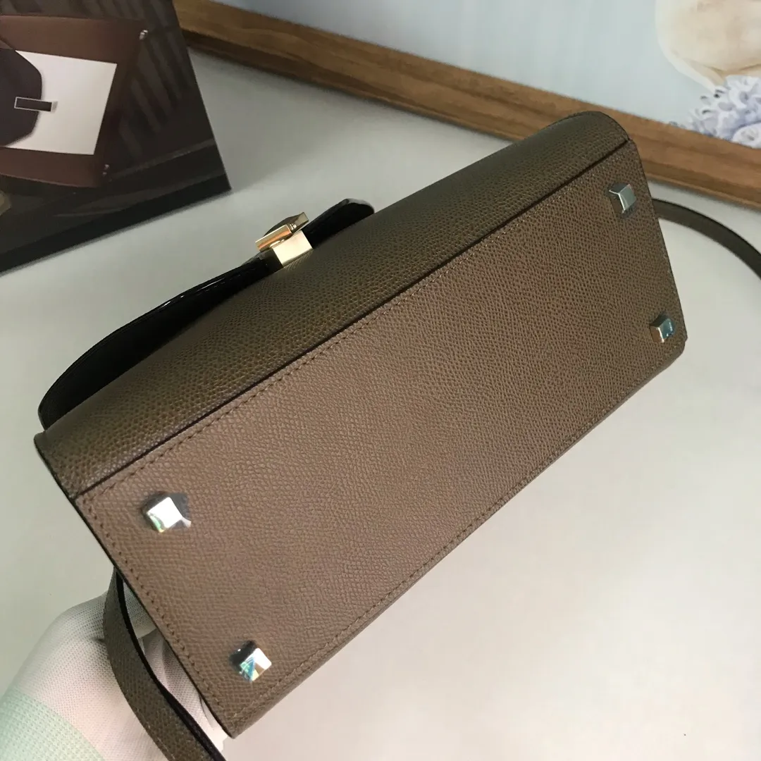 In stock👉Original medium size elephant gray👉Valextra Valextra Iside, known as Italian Hermès, is one of the most representative designs of Valextra. There is no obvious logo, but the simple collective line design is very recognizable, full of architectural art, and shows a capable and intellectual style. It is made of imported palm-print lining cowhide, with up to five stitches of handwork, and the shiny oil edges test the skill of the craftsman. Medium size: 26cm【6627#】